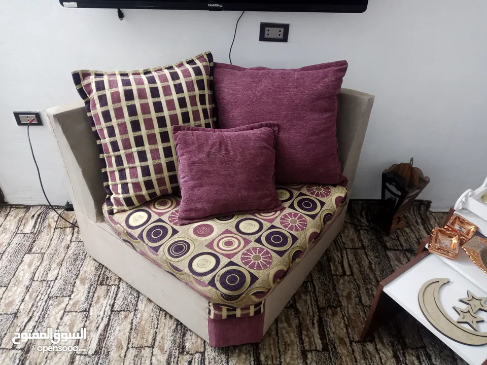 طقم كنب خليجي مستعمل ارضيه خشب يغطي غرفه 4*4