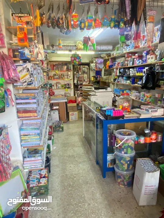 بضاعه مكتبه للبيع والمحل للإيجار