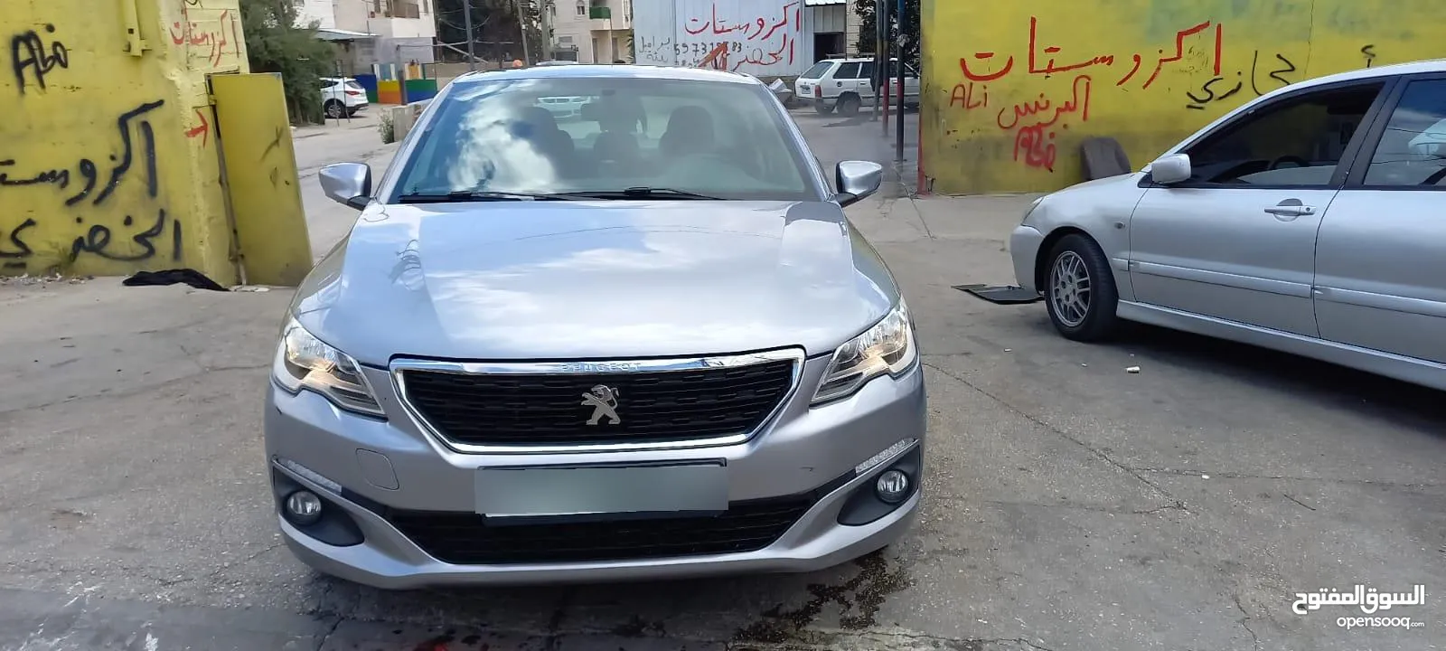 بيجو 301 لون رمادي من الخارج ولون المقاعد أسود ، موديل 2018، أوتومات، فقط ب 47000 شيكل فقط لا غير