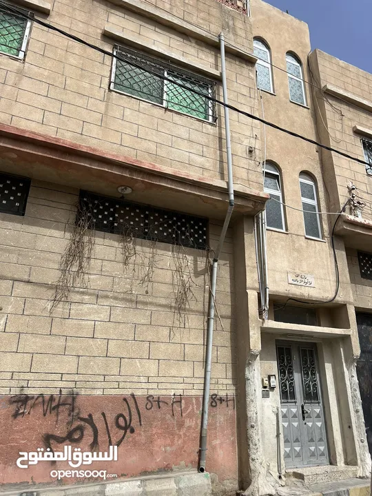 مستودع طابقين + شقتين للسكن+ برج اتصالات على السطح مؤجر مخيم الزرقاء قرب مدارس وكالة الغوث