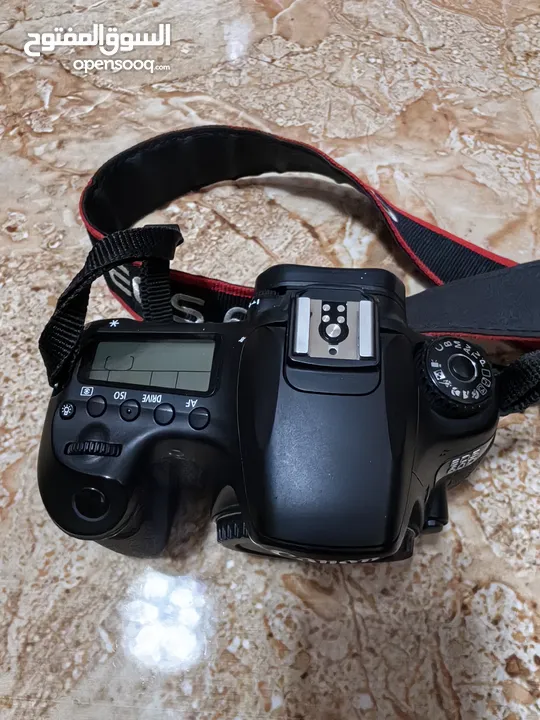 كميرى كانون  60D بحالة وكالة  استخدام خفيف  الشتر تقريبا 10K شاحن اصلي بطارية الاصلية وعدسة 50