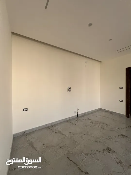 شقق مميزة للبيع 250 متر في ارقى مناطق شمال عمان شفابدران متوفر طابق اول وطابق أرضي وأخير مع روف مميز