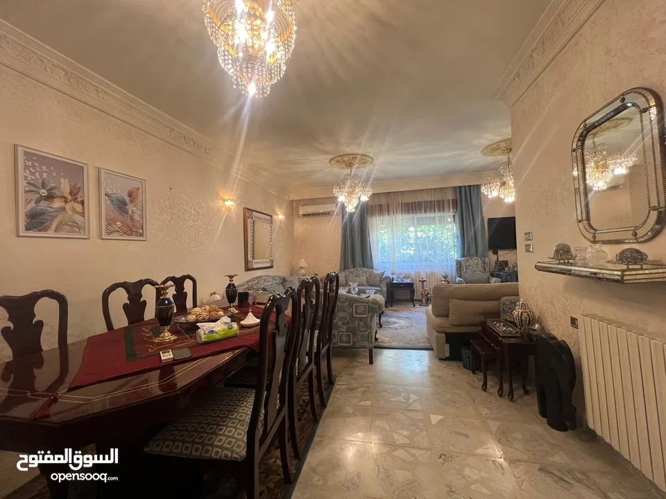 غرفه سفرهً كامله مكونه من 8 كراسي وطاوله وبوفيه
