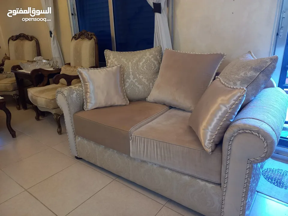 طقم و كنب اسفنج و قماش فخم جدا و جديد و بسعر التنجيد طقم 7 مقاعد شبه جديد مستورد و ليس تجاري