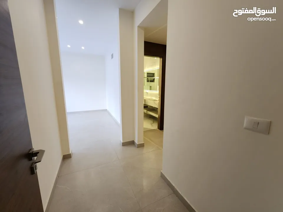 شقة طابقية فاخرة للبيع في عبدون  ref : 14385