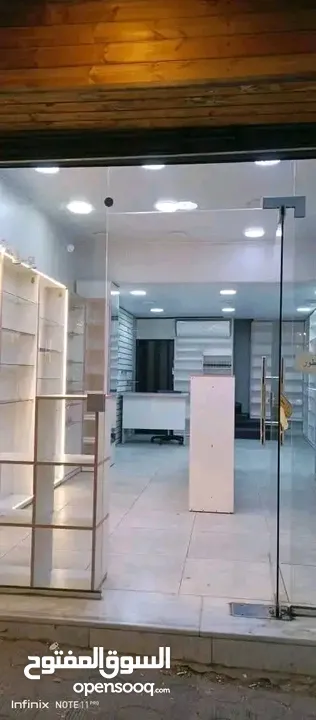 ديكور محل اكسسوارات خشب  يصلح لعدة مصالح مع ستاندات حديد وخشب وهوكات بحالة الجديد