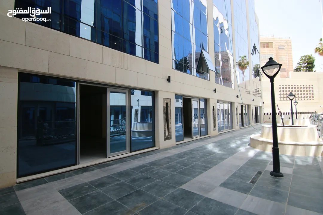 عيادة مساحة 58م (8) فاخرة للبيع من المالك في الشميساني جانب التخصصي (مجمع الحسيني الطبي)