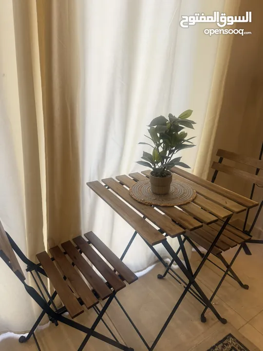 طاولة طعام ايكيا طاولة مع 2كراسي 45 دينار مروحية منظدية صغيرة 10 دينار  مكواة بخار جديدة 15 دينار