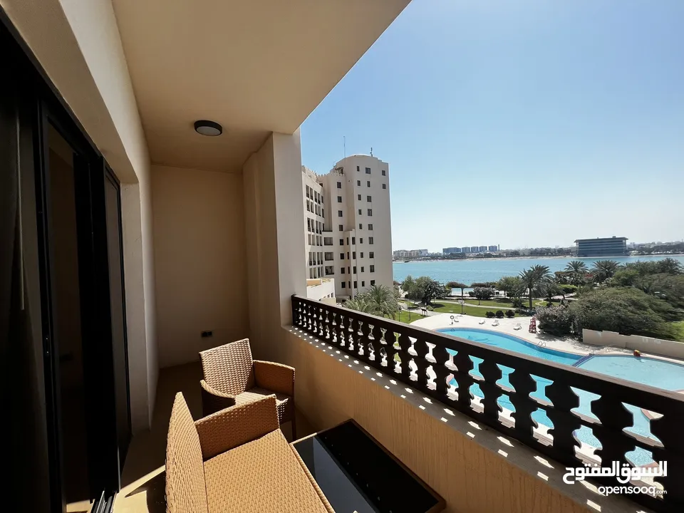 للبيع العاجل شقة مجددة 3 غرف + غرفة خادمة دخول مباشر للشاطئ