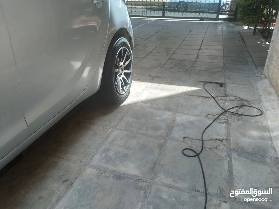 جنط نضيف مع كوشوك نضيف للبيع 4 براغي محير قريب و بعيد 150