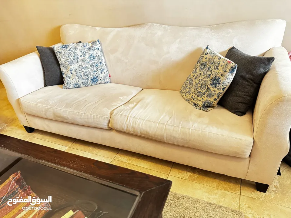 طقم كنب 7 مقاعد لون بيج بحالة جيدة السعر قابل للتفاوض.