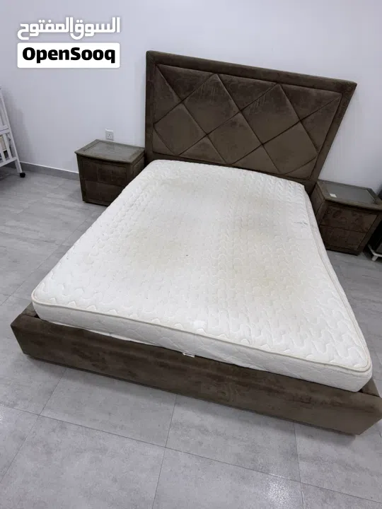 طقم اثاث غرفه نوم عباره عن سرير بو نفرين بـ الماترس و طاوله جانبيه العدد 2