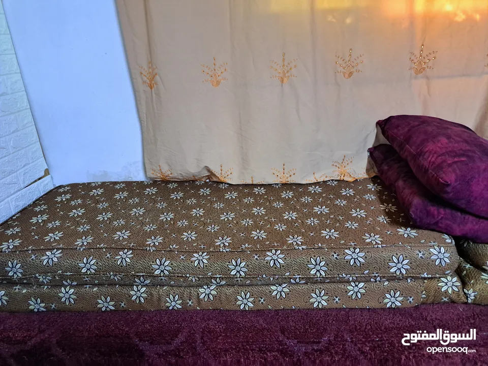عفش نظيف بداعي الترحيل للبيع المستعجل بسعر جيدمكون من خزانه وكومدينه عدد 2وتخت مجوز مع فرشه