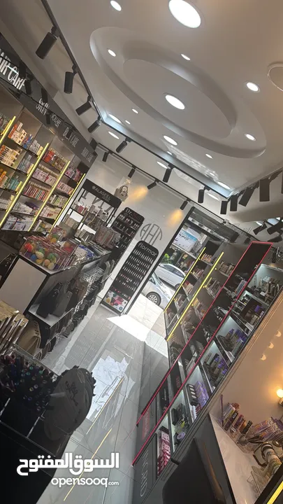 فرصه استثمارية ممتازه محل كوزمتكس مع البضاعه و الديكور