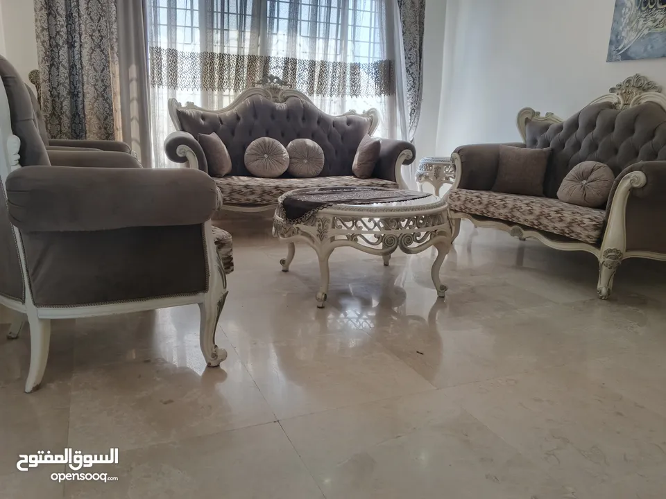 طقم كنب نيو كلاسيك وكاله مع طقم طاولات 3 قطع