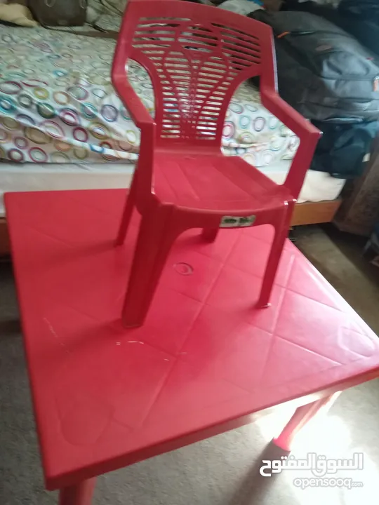 طاولة وكرسي بلاستك