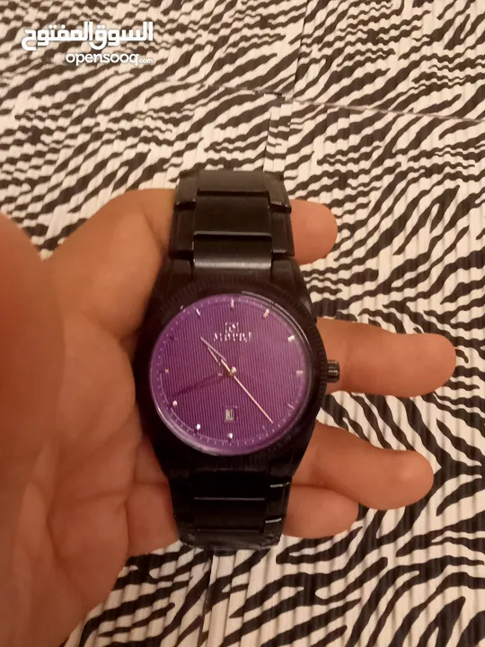 Meraj Black Metal Watch – Elegant Purple Dial with Date Display  ساعة Meraj المعدنية السوداء – مينا