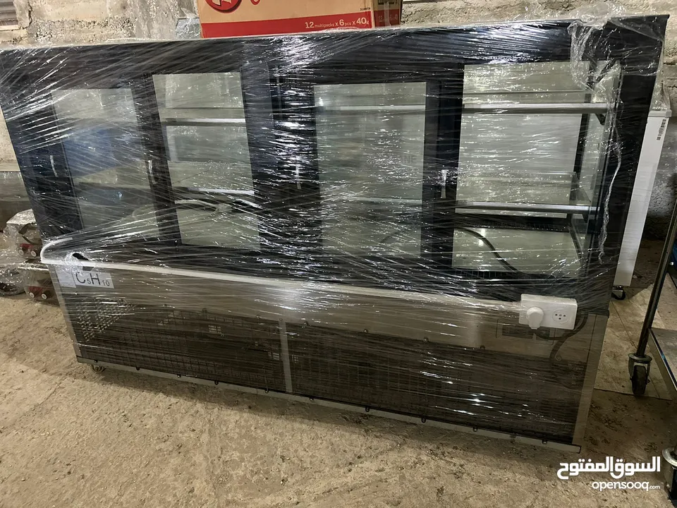 عدة محل  كاملة مع طاولات وكراسي للبيع