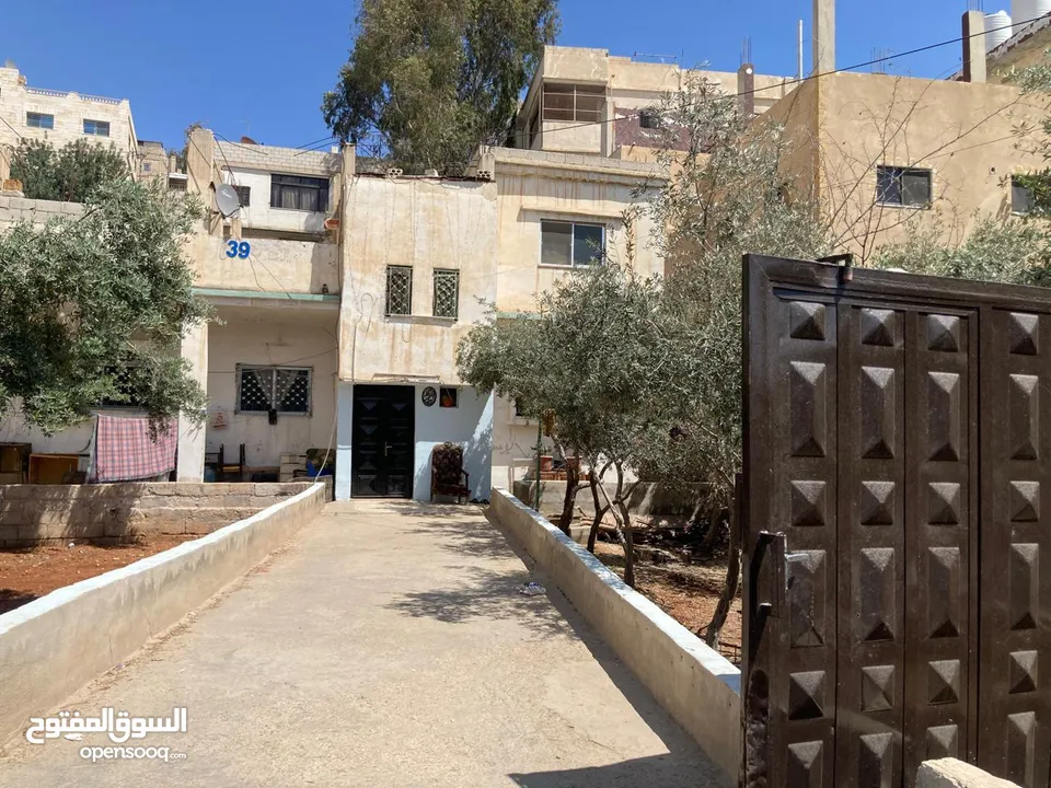 منزل طابق ارضي و نصف طابق ثاني مع حديقة و مصف يتسع لثلاث سيارات للبيع