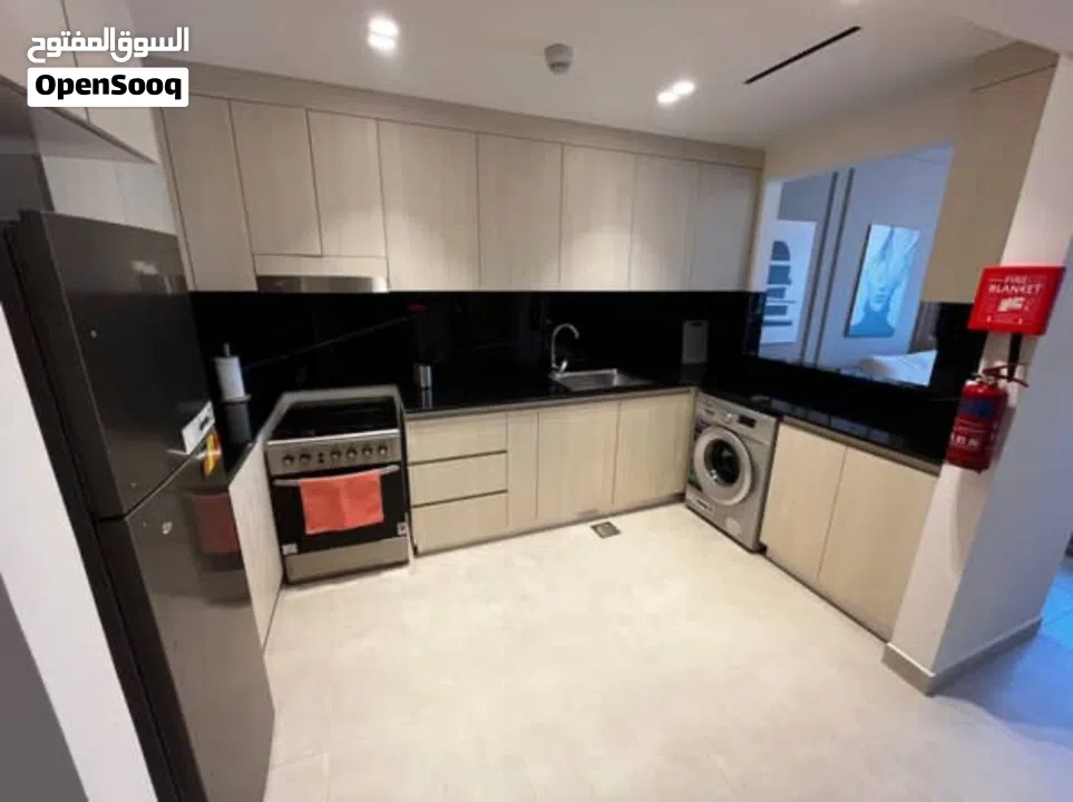 شقه متميزه سعر وموقع ومساحه بالاضافه الي عايد مضمون 13% غرفه وصاله بالجميرا جاهزه للسكن