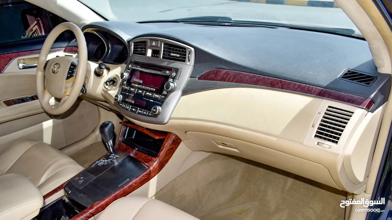 Toyota Avalon 2011 model with sunroof