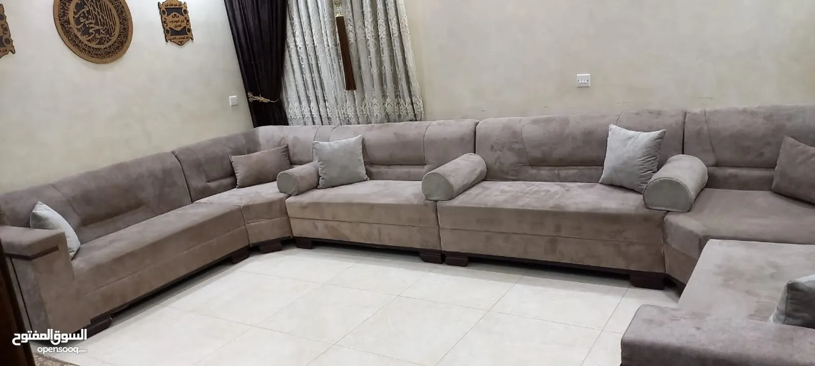 طقم كنب أستعمال اسبوعين للبيع بسعر مغري جداً  كامل التفاصيل موجودة داخل الاعلان