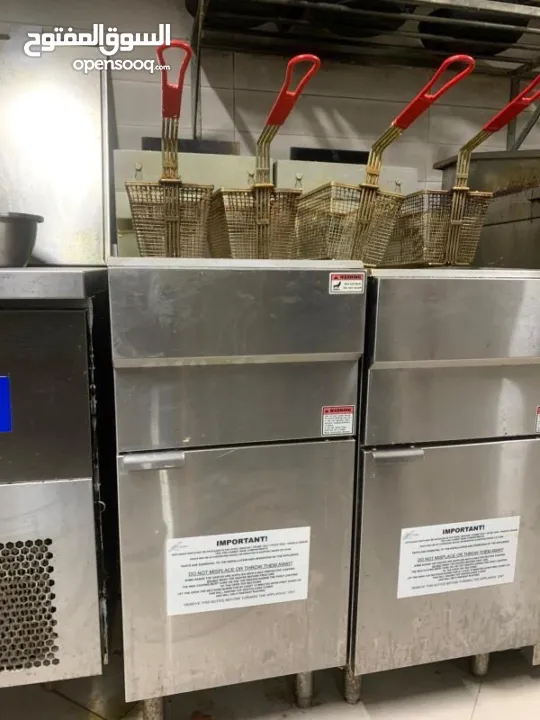عدة مطعم كاملة مستعملة بحالة جديدة جداً استخدام اشهر فقط متوفر ايضاً تلاجات و فريزرات كبيرة