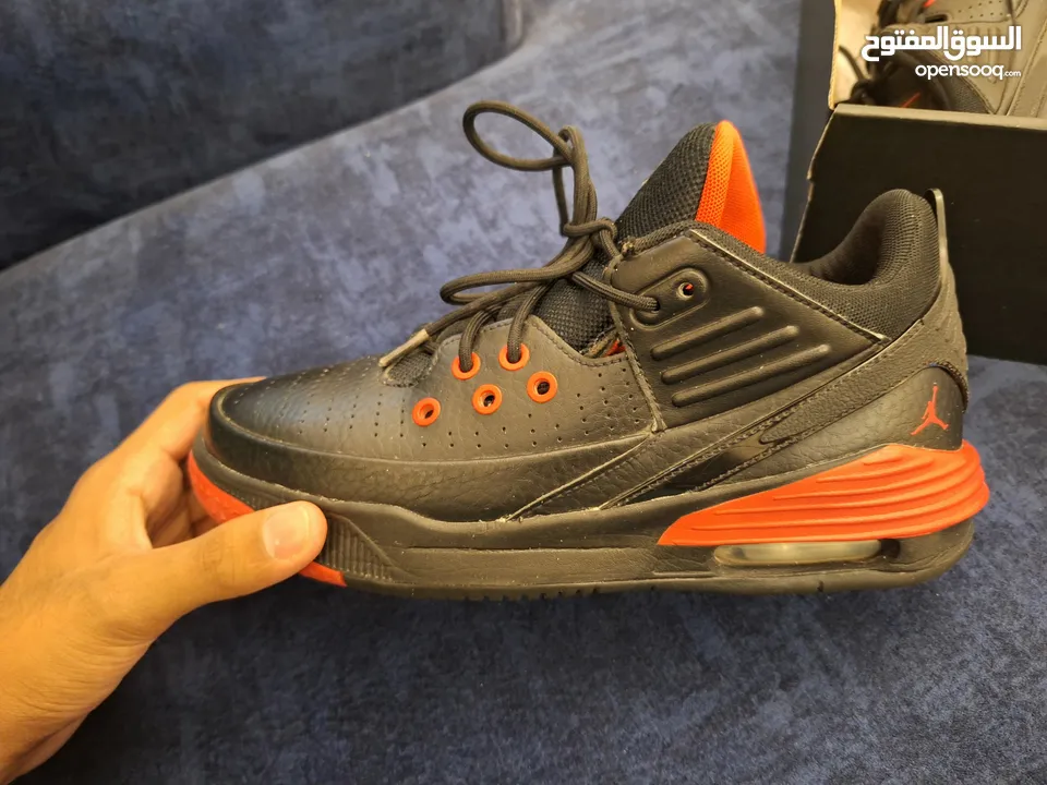 JORDAN 5s MAX AURA BLACK AND RED WITH BOX BARELY WORN