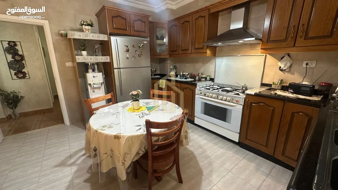 شقة مميزة للبيع في موقع مميز في الرابيه شبه أرضيه 180م بتشطيبات راقية / ref 9533