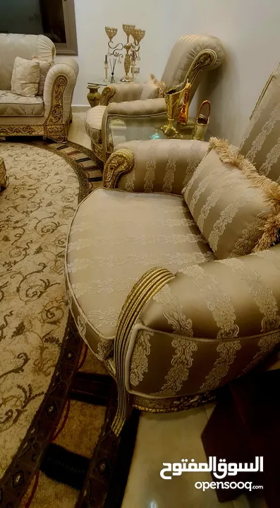 Sofa set ITALYطقم كنب ايطالي فاخر  نخب4 قطع 7   مقاعد و 4 قطع.  1 كبير + 3 طاولات ممتازة من الكويت