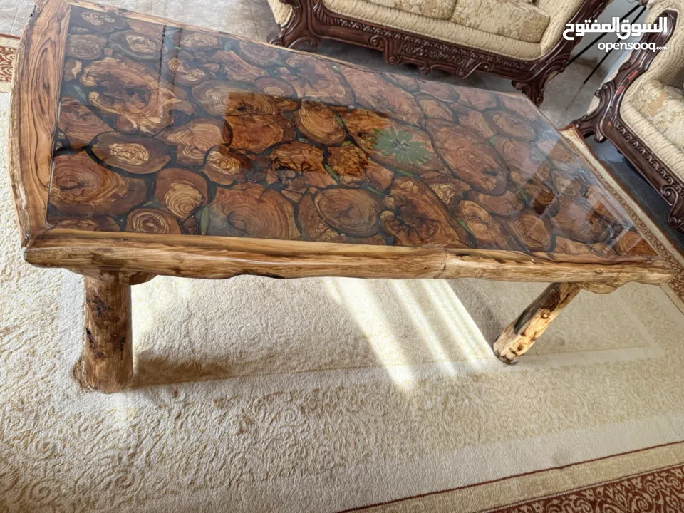 طاولة من خشب الزيتون. صنع يدوي