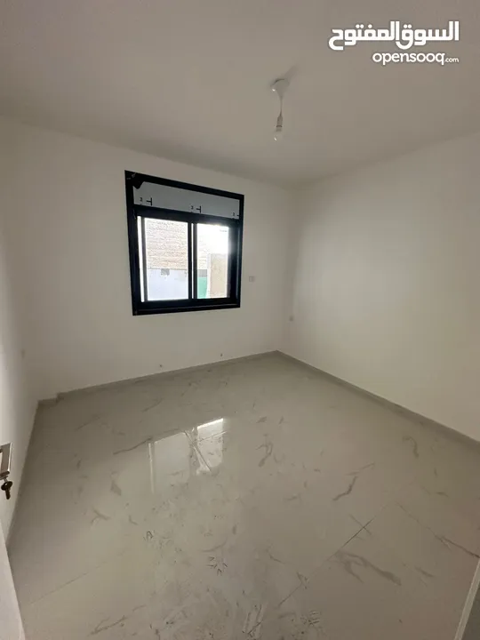 شقه للبيع مع حديقه بعين منجد