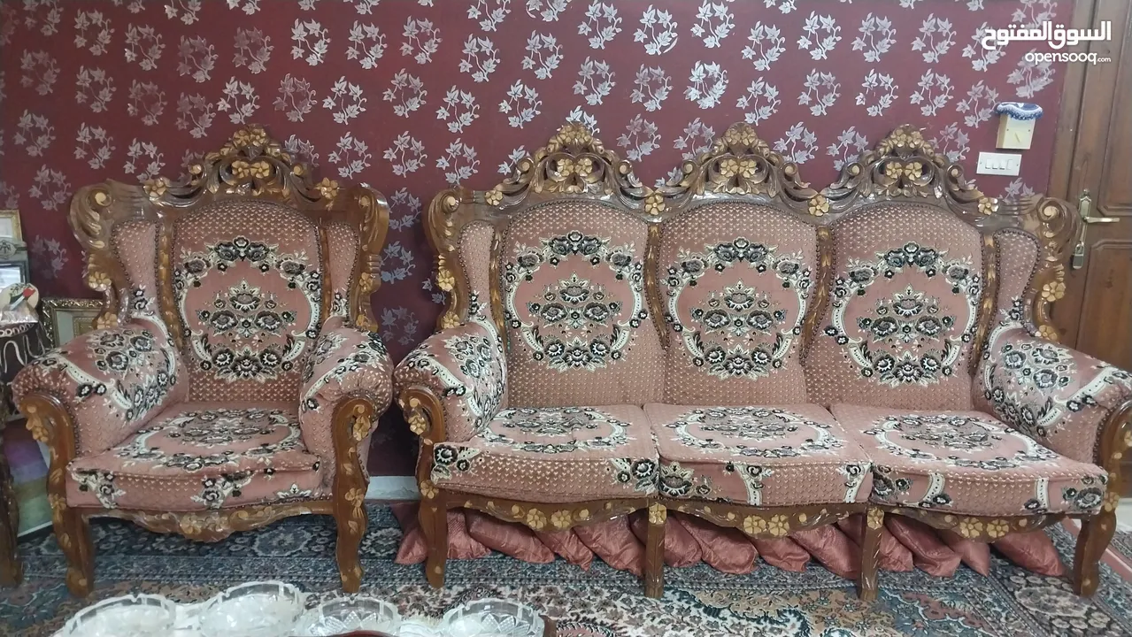 طقم عرفة ضيوف للبيع حفر خشب ثقيل بحالة جيد جدا