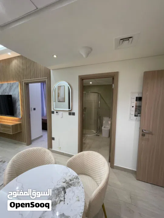 شقه كامله الخدمات غرفه وصاله بجوار اكبر بحيره صناعيه بأقل سعر بكل دبي