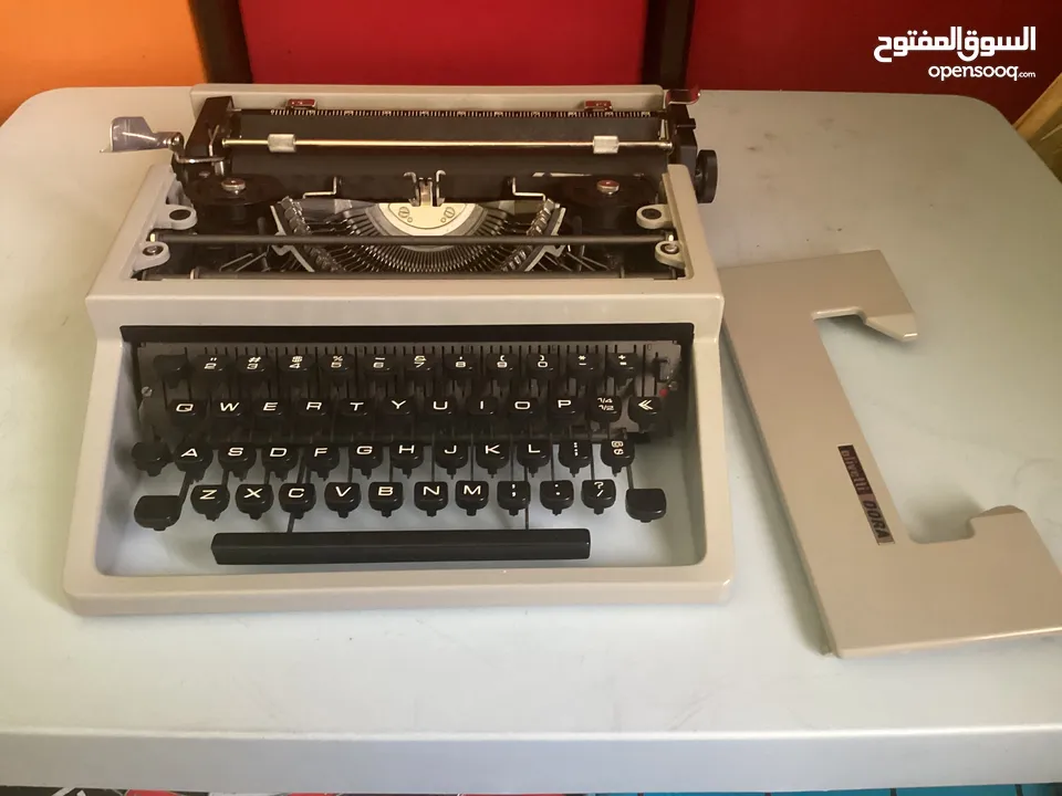 الة كاتبة Olivetti Dora Typewriter Fully fixed, Deep Cleaned, Lubricated and has Fresh New Rubber.