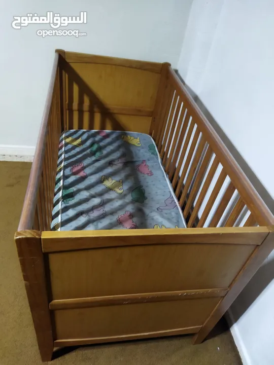 سرير اطفال ماركة  Mothercare  صناعة بريطانيه    أبعاده  140 *70*88