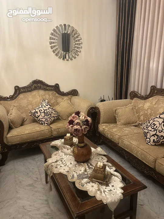 كنب زان خشب مصري ثلاثية ثنائية و مفردتين بحالة جيدة جدا مع الطاولات