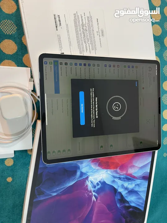ايباد ابل برو 12.9 انش 256 قيقا خط شريحة نظيف جدا مع  الاغراض كاملة ما فيه ولا زلغ مع كرتون وكفر