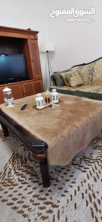 طاولة سفره خشب وكراسي خشب وكراسي بار عدد 3 وطقم كنب وطاولات سيرفيس وطاولة رخام للبيع بأسعار رمزيه