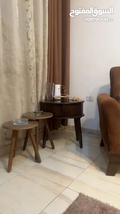صالون كامل طقم امريكي وطاولات خشب وقطعة سجاد مع ثريا خشب