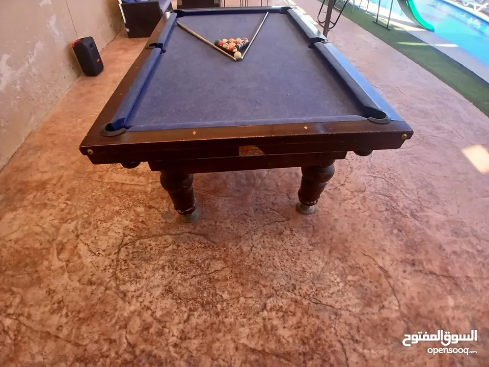 طاولة بلياردوا  للبيع  نظيفه
