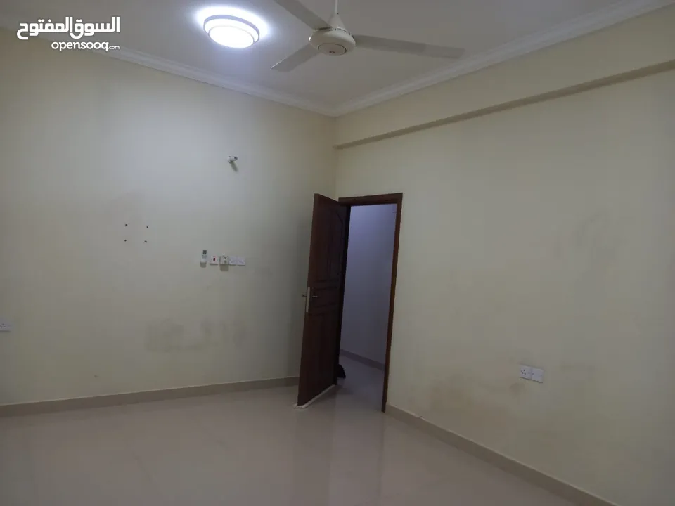 غرفة وحمام فقط في الخوض السابعه خلفه المركز الصحي  ط ا ر ق