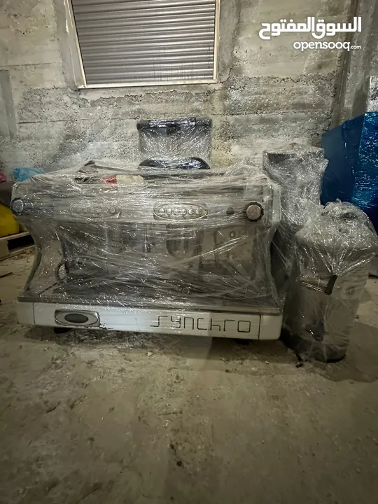 عدة محل  كاملة مع طاولات وكراسي للبيع