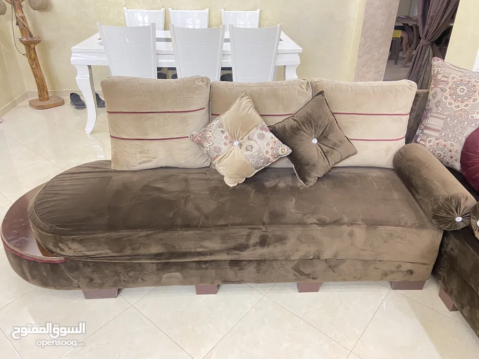 كنب صالون وطاولة مستعمل مؤقت للبيع