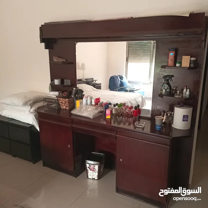 غرفة نوم فندقية بدون خزانة