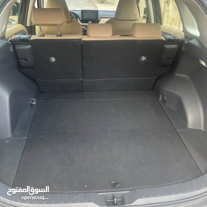 Toyota Rav4 model 2023  وارد الوكالة و ما زالت تحت الكفالة قطعت فقط 29 الف كيلو فحص كامل بلا حوادث
