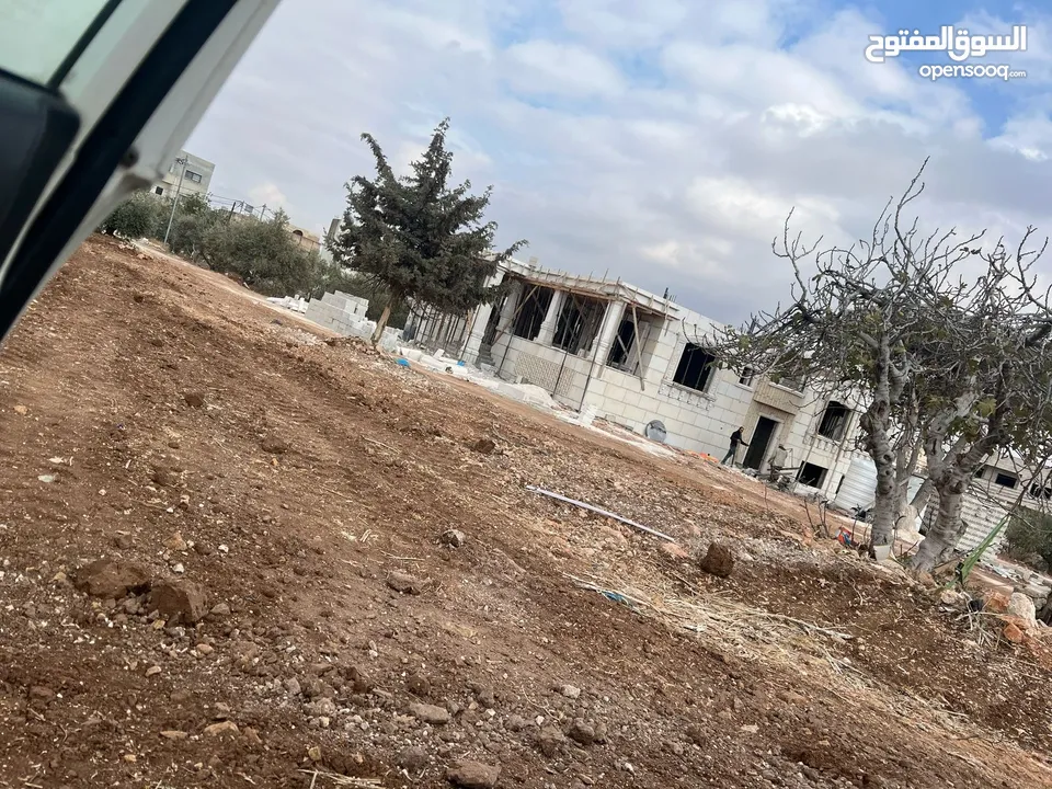فيلا عظم 560م على قطعة أرض 1035متر على شارع البترا للبيع