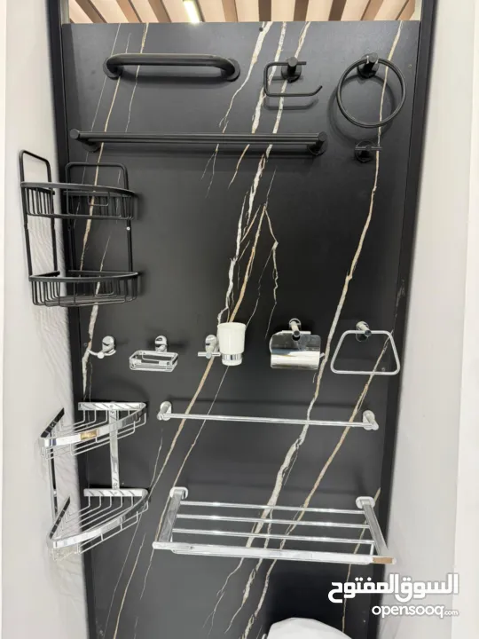 ادوات صحية مشكلة جديدة في معرض للبيع مراحض مغاسل حنفيات مجالي وسرميك مشكل للبيع كميه داخل المعرض