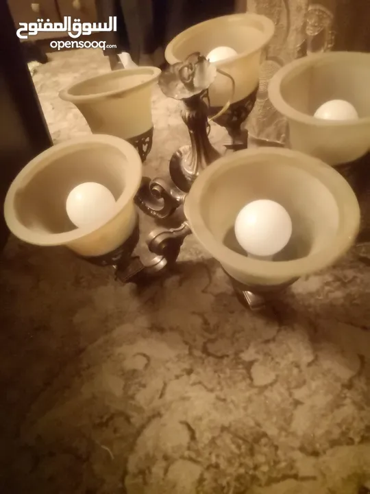 طقم كنب خشب زان بحالة جيده جدا 9مقاعد اربع مفردات ثلاثيه ومجوزة مع السجاده وثريات عدد اثنين