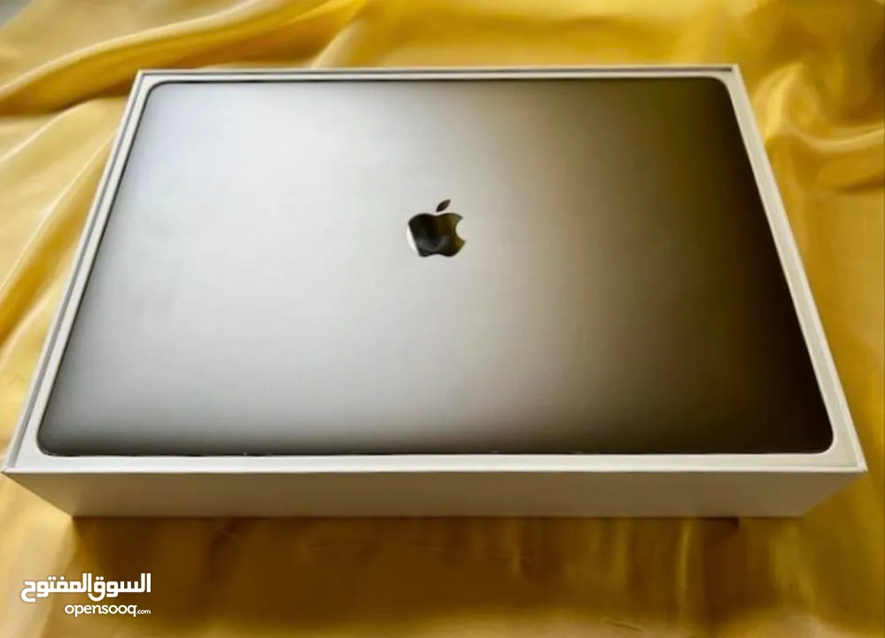 MacBook pro 2017 i7 15.4 inche